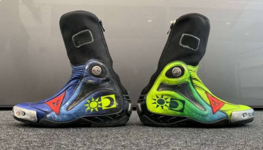 Rossi在英國站的TWO WHEELS FOR LIFE拍賣活動將拿出自己在奧地利站穿過的原味車靴進行拍賣